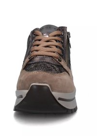 Sneaker in suede marrone e tessuto scuro con un design testurizzato, lacci frontali, zip laterale e suola in gomma nera.