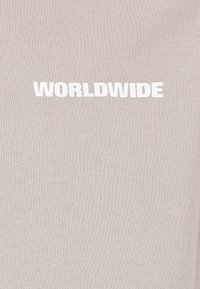 Lichtbeige sweatshirt met een gemêleerde stof, voorzien van het woord "WORLDWIDE" in vetgedrukte witte tekst op de borst. Eenvoudig ontwerp, zonder patronen.