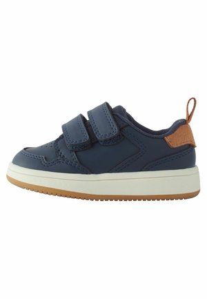 Baskets bleu marine avec tige en cuir et en mesh, deux bandes auto-agrippantes, accent en daim au talon, semelle intermédiaire blanche et semelle extérieure en caoutchouc gum texturé.