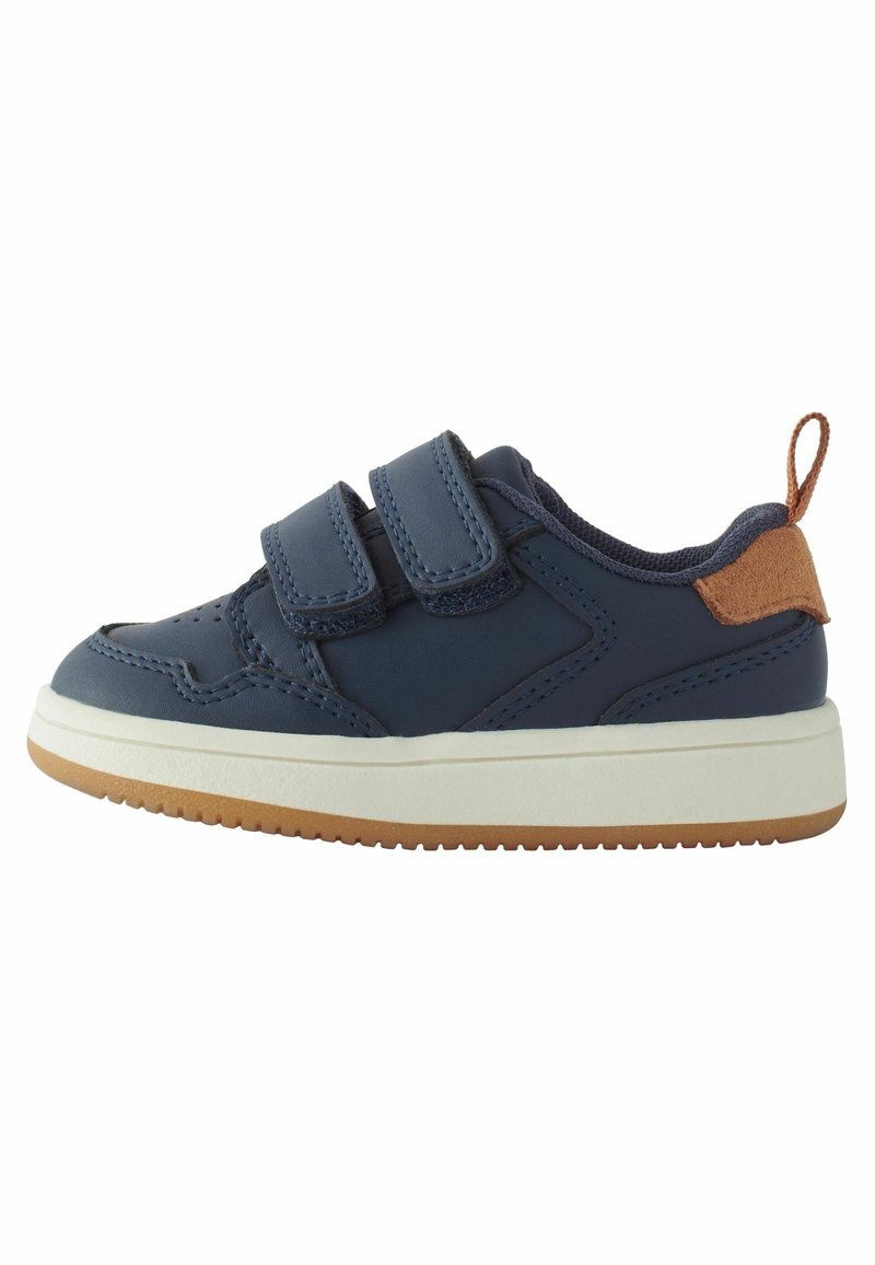 Baskets bleu marine avec tige en cuir et en mesh, deux bandes auto-agrippantes, accent en daim au talon, semelle intermédiaire blanche et semelle extérieure en caoutchouc gum texturé.