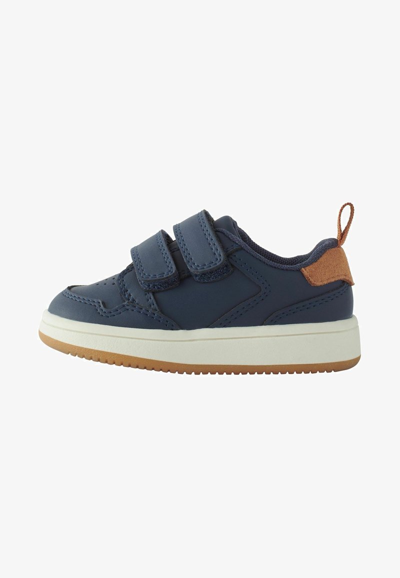Baskets bleu marine avec tige en cuir et en mesh, deux bandes auto-agrippantes, accent en daim au talon, semelle intermédiaire blanche et semelle extérieure en caoutchouc gum texturé.
