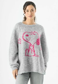 Grijze fuzzy trui met een grote roze Snoopy-afbeelding en hartjes. Ontspannen pasvorm met brede mouwen en een ronde halslijn.