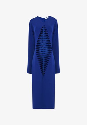 Vestido azul de manga larga con silueta ajustada, que presenta un diseño texturizado y en capas en la parte delantera y cierre de cremallera en la parte trasera.