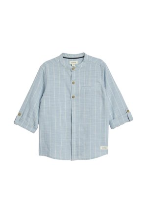 Jasnoniebieska koszula na guziki z cienkimi białymi pionowymi paskami, kołnierzykiem mandaryńskim, kieszenią na piersi i podwijanymi rękawami przymocowanymi guzikami.