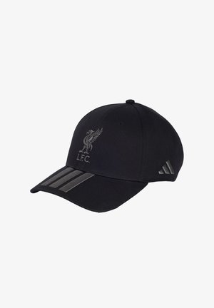 Casquette de baseball noire avec le logo liver bird du Liverpool FC à l'avant, les trois bandes Adidas sur la visière incurvée et le logo sur le côté.