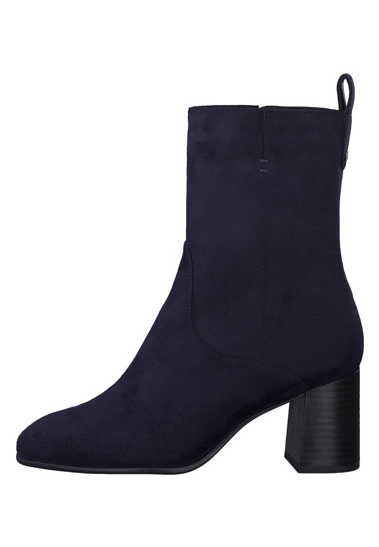 Stivale ankle in suede blu navy con tacco a blocco, texture liscia, punta tonda, design con pannelli laterali e linguetta sul retro.