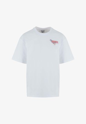 Fehér pamut póló kerek nyakkal, rövid ujjakkal és egy színes grafikájú folttal a bal mellrészen, amely szöveget és mintákat tartalmaz.