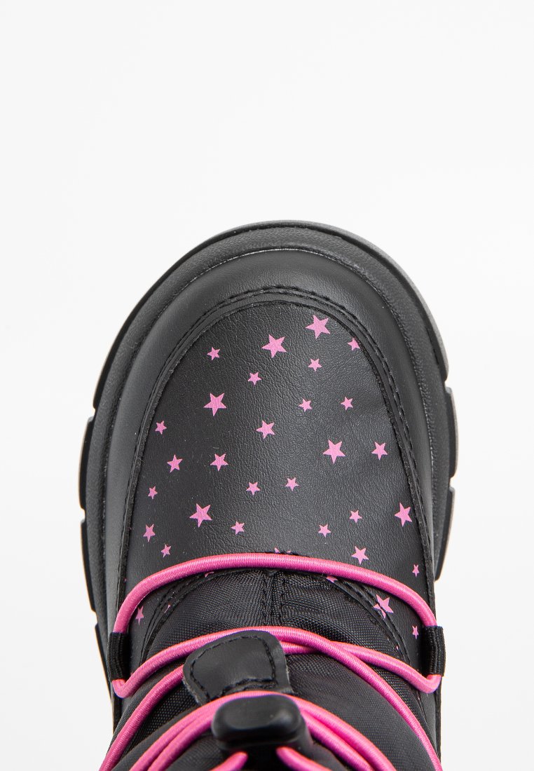 Stivale invernale per bambino nero con motivo a stelle rosa e lacci rosa, mostrato dall'alto su uno sfondo bianco.