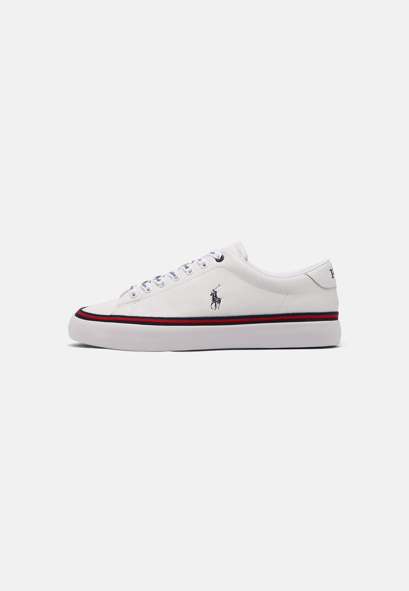 Baskets basses blanches avec texture perforée, logo joueur de polo noir, bande rouge et marine autour de la semelle, et lacets blancs sur fond clair.