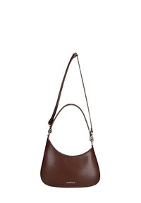 Bruine lederen schoudertas met gebogen vorm, verstelbare band en "wojas"-logo aan de voorkant.