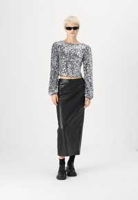 VILA VIIBIZA O NECK TOP - Long sleeved top - silver detail/sequins