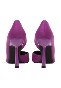 Scarpe con tacco alto viola, punta affusolata, finitura in satin liscia e tacchi a stiletto sottili. Design con retro aperto, cuciture dettagliate, suole nere solide.