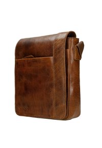Sac messenger en cuir marron avec une texture lisse, un design plat, une poche avant et un logo de marque discret embossé sur le côté.