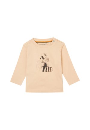 Pfirsichfarbenes Langarm-T-Shirt mit einem schwarzen Waschbär-Graphic, Rundhalsausschnitt und Druckknopf an der Schulter für einfaches Anziehen.