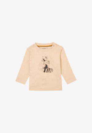 Pfirsichfarbenes Langarm-T-Shirt mit einem schwarzen Waschbär-Graphic, Rundhalsausschnitt und Druckknopf an der Schulter für einfaches Anziehen.