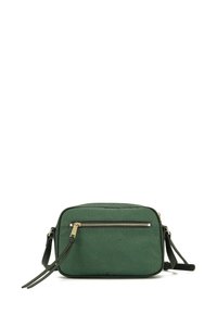 Borsa a tracolla in pelle verde con texture, dotata di tasca frontale con zip e tracolla regolabile, caratterizzata da hardware dorato e forma rettangolare.