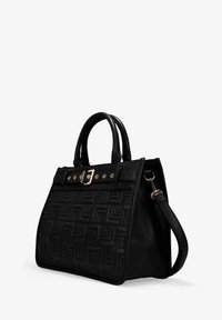 Bolso de mano de cuero negro texturizado con una forma estructurada, asas dobles en la parte superior, correa de hombro ajustable y detalle de hebilla en tono dorado.