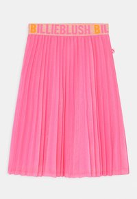 Plettet lyserødt skørt med skinnende tekstur og et orange glitrende taljebånd med teksten "BILLIEBLUSH" i fede bogstaver.