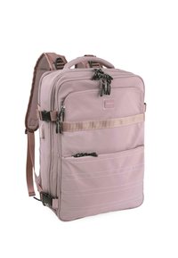 Mochila de viaje de color rosa claro con múltiples compartimentos con cremallera, correas texturizadas y un panel trasero acolchado para mayor comodidad.