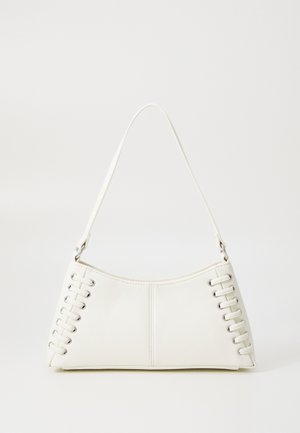 Biała skórzana torebka o zaokrąglonym kształcie, zdobiona ozdobnym sznurowaniem oraz metalowymi elementami po bokach. Regulowany pasek na ramię.