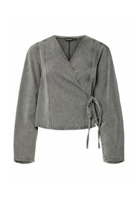 Chaqueta de estilo envolvente en denim gris, con mangas largas, cierre con lazo, escote en V y costuras en contraste a lo largo de las costuras.