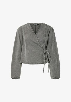 Wickeljacke aus grauem Denim, mit langen Ärmeln, Bindegürtel, V-Ausschnitt und kontrastreichem Stepp entlang der Nähte.