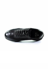 Schwarzer Sportschuh mit einem schlanken Design. Verfügt über eine Lederspitze, ein Obermaterial aus Mesh, textilbesetzte Schnürsenkel und eine strukturierte Oberfläche für besseren Halt.