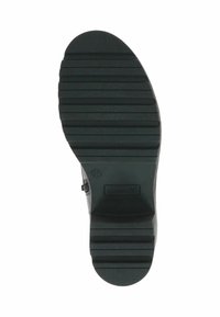 Černá gumová podrážka s horizontálními drážkami a mírným podpatkem; označeno velikostí 37 a názvem značky. Texturováno pro lepší přilnavost a odolnost.