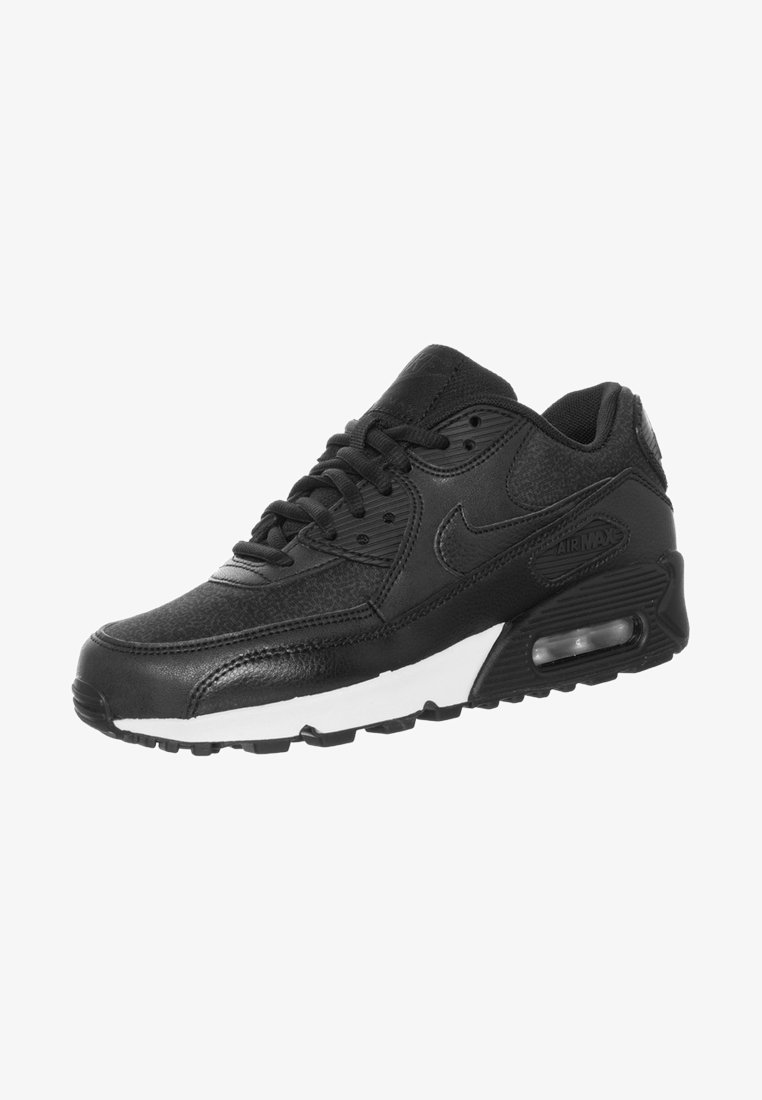 Baskets Nike Air Max noires avec coussin d'air visible dans la semelle, avant à lacets et dessus texturé, en angle vers la droite sur fond blanc.
