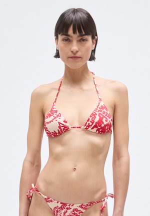 Conjunto de bikini rojo y beige que incluye un top halter triangular con un estampado gráfico audaz y lazos ajustables en las caderas para un mejor ajuste. Textura suave.