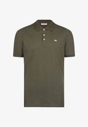 Polo vert olive à manches courtes avec trois boutons et petit logo animalier blanc sur la poitrine gauche.