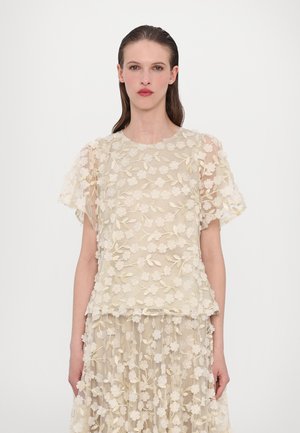 Beige bloemdecoratieve top met korte mouwen, voorzien van een gelaagd ontwerp en transparante textuur, versierd met driedimensionale bloemdetaillering.