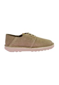 Scarpa in suede beige con profilo basso, punta rotonda, chiusura con lacci e suola in gomma rosa caratterizzata da battistrada testurizzato per una migliore aderenza.