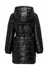 Lång svart pufferjacka med en glänsande yta, med huva, elastisk midja och horisontell quiltad textur.