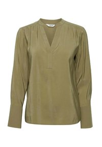 Blusa verde oliva con scollo a V, maniche lunghe a sbuffo, dettagli arricciati sulle spalle e una finitura in tessuto liscia e lucida.