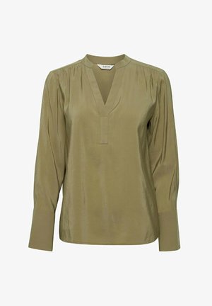Blusa verde oliva con scollo a V, maniche lunghe a sbuffo, dettagli arricciati sulle spalle e una finitura in tessuto liscia e lucida.