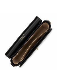 Portafoglio a busta in pelle nera con una texture liscia, dotato di una chiusura dorata e scomparti interni per carte e contante. Fatto in Italia.