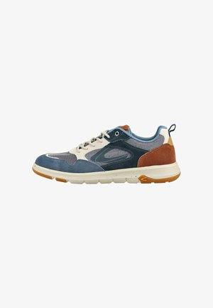 Zapatilla casual con paneles de ante y malla en azul, gris, blanco y marrón, cordones blancos y suela de goma blanca con detalles en naranja.