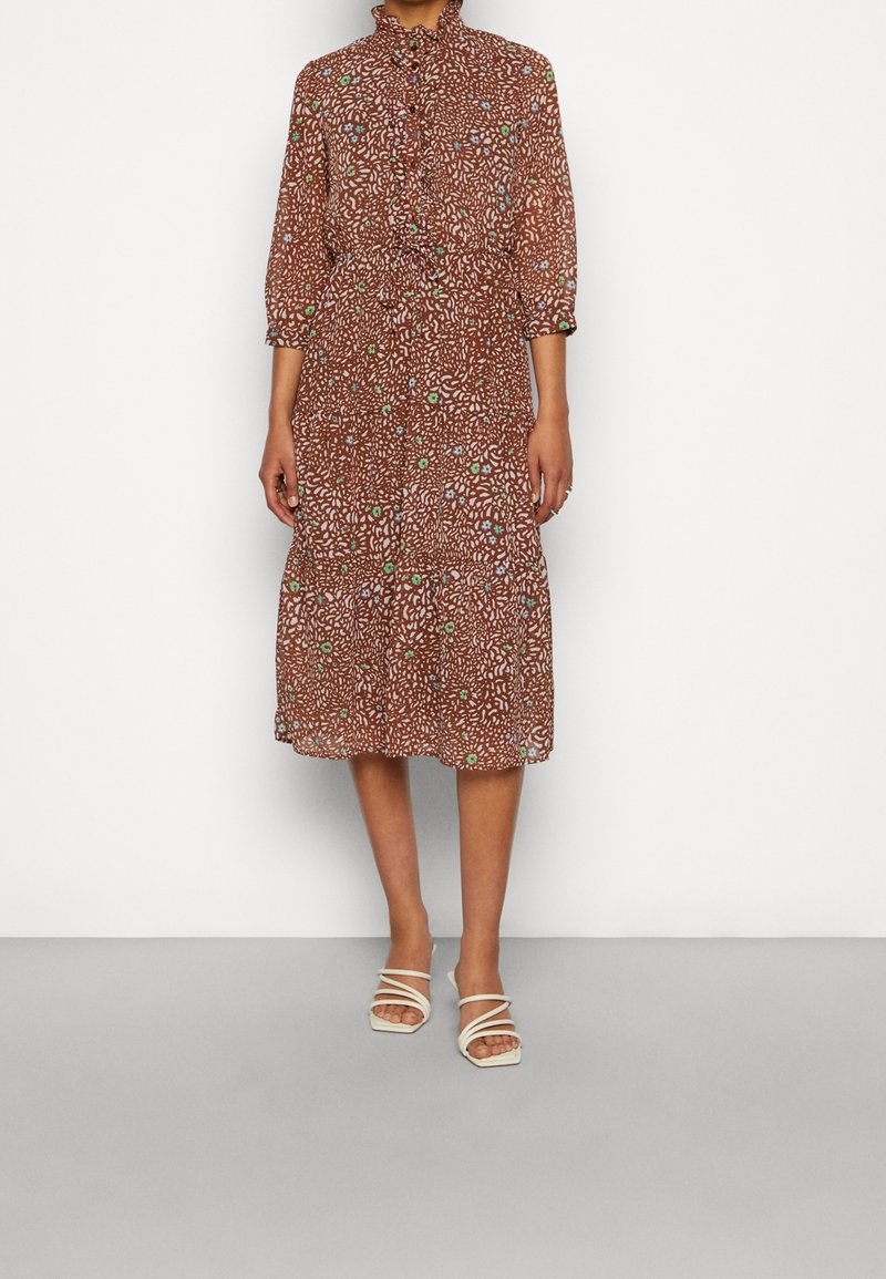 Braun gemustertes Midikleid mit Rüschenspiegel, Dreiviertelärmeln und tailliertem Schnitt. Verfügt über grüne und blaue Akzente.