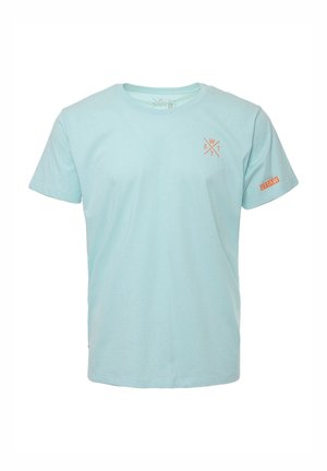 Lichtblauw T-shirt met korte mouwen, met kleine oranje gekruiste letters "SWTT" op de linkerborst en oranje tekst "WATTS" op de rechtermouw.