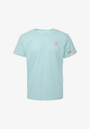 Lichtblauw T-shirt met korte mouwen, met kleine oranje gekruiste letters "SWTT" op de linkerborst en oranje tekst "WATTS" op de rechtermouw.