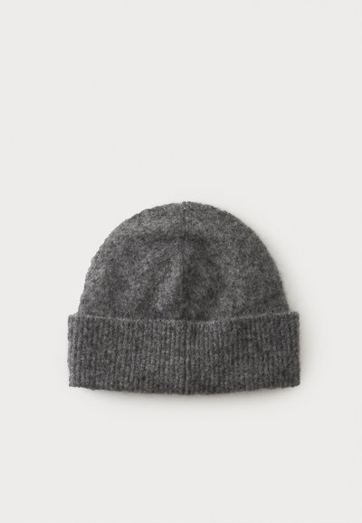 Bonnet en laine tricotée gris foncé avec bord relevé posé à plat sur un fond blanc.