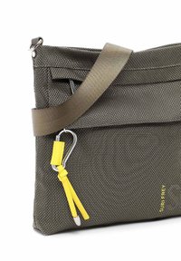 Borsa in tessuto grigio texturizzato con patta pieghevole, tracolla regolabile, dettagli gialli e attacco a moschettone in argento. Design compatto.
