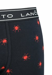 Czarne bokserki z nadrukiem czerwonych pająków, z elastycznym pasem z napisem "LANCE". Materiał wydaje się gładki i elastyczny.