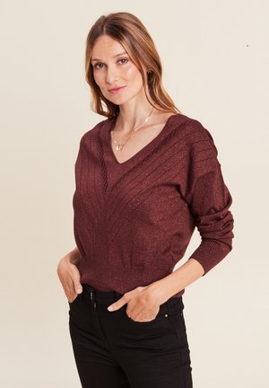 Bordeaux metallic sweater met een diepe V-hals, geribbelde manchetten en een getailleerde taille. Heeft verticale textuurpatronen over de voorkant.