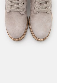 Stivaletti in suede grigi con lacci testurizzati grigi chiari e suole in gomma, caratterizzati da un dettaglio cucito attorno al bordo della suola.