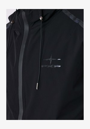 Chaqueta negra impermeable con un cuello alto, herrajes en acento plateado y una franja reflectante en el hombro. Presenta un logo en el pecho.