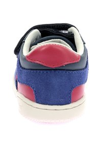 Baskets en daim bleu avec des accents rouges et marins, dotées d'une tige respirante, d'une sangle velcro et d'une semelle en caoutchouc blanc. Vue arrière présentée.