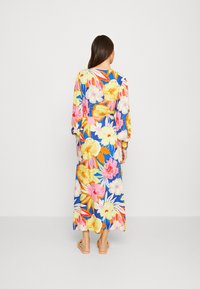 Vestido maxi de manga larga, con un brillante patrón floral en tonos rosa, amarillo y azul. Tejido suave y corte relajado.