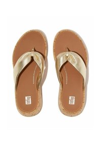 Gouden metallic slipper met een knoopdesign en een bruine kurken voetbed met textuurdetail. Lichtgewicht en casual opzet.
